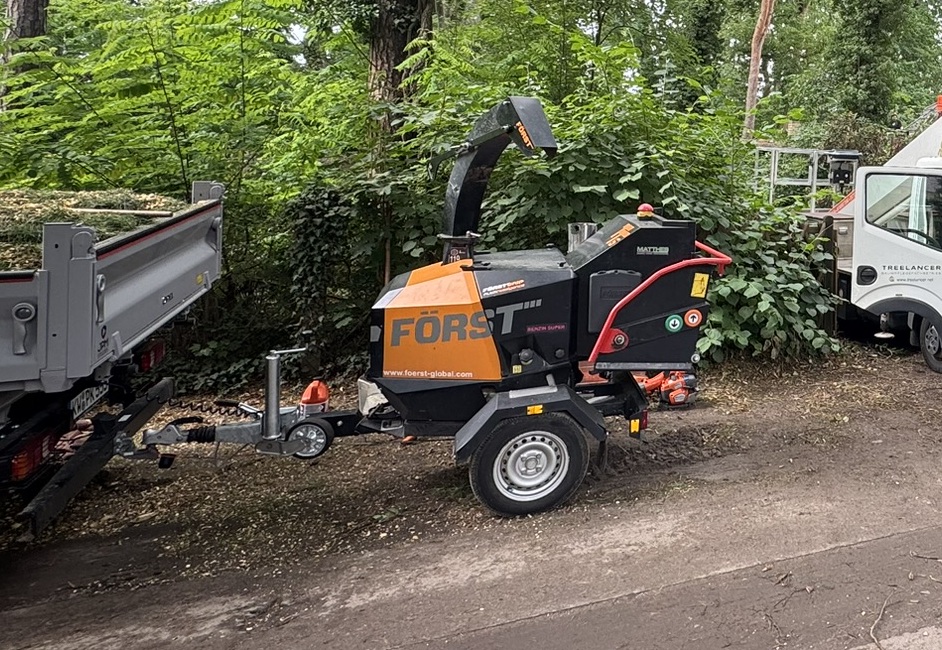 Holzhäcksler bis 18 cm Einzug für Baumarbeiten