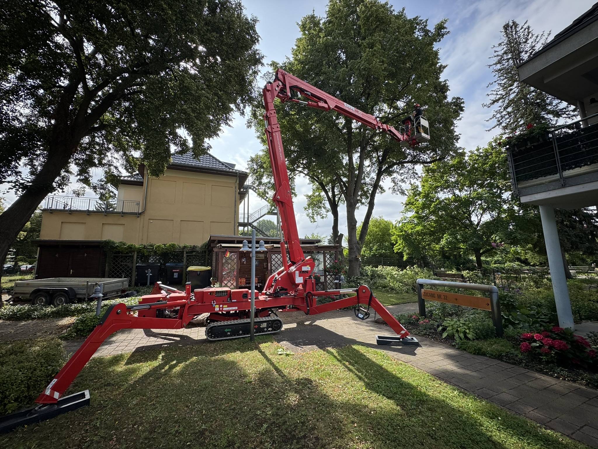 Hebebühne auf Raupentechnik für schwer zugängliches Gelände