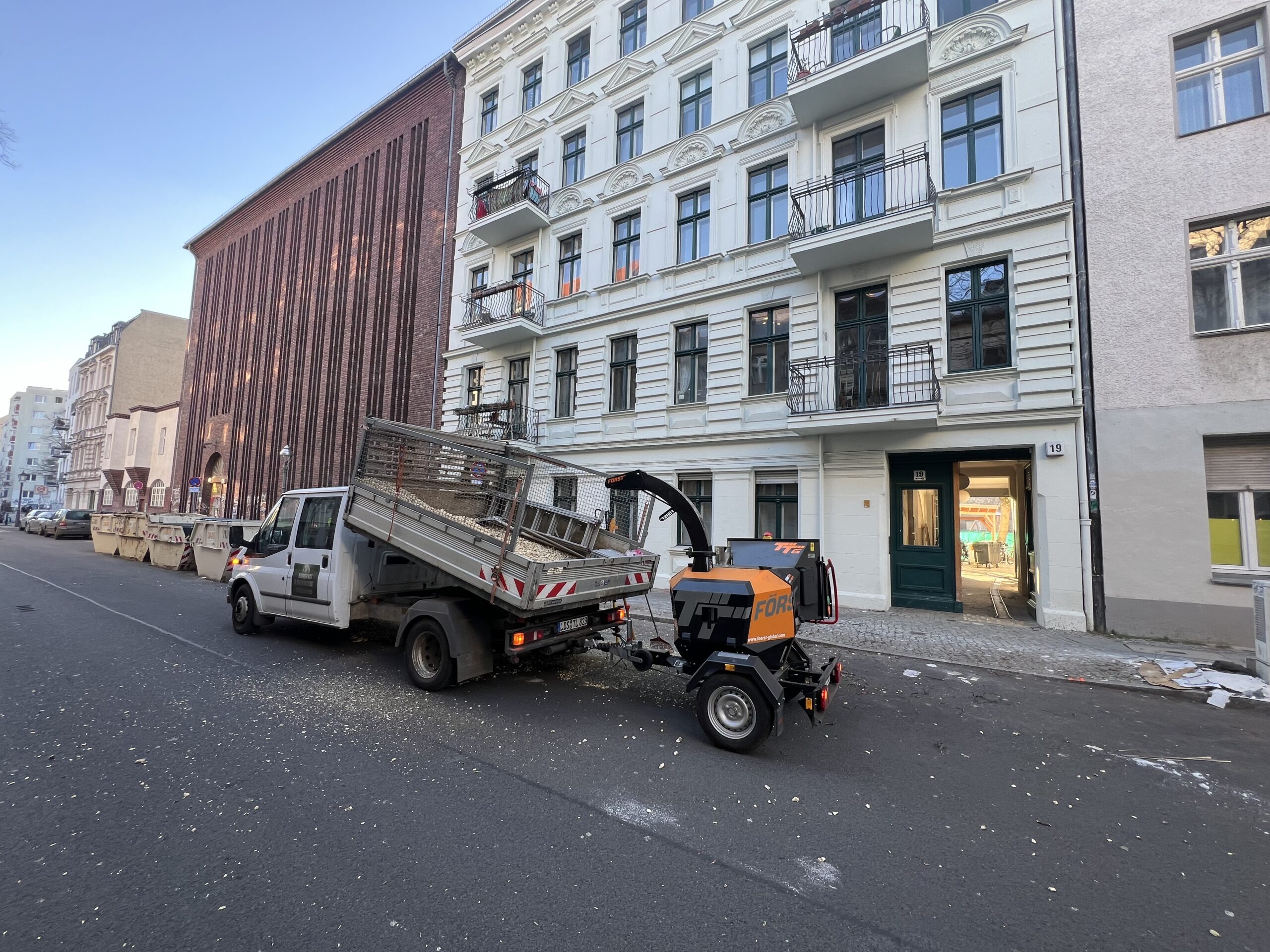 Kipper und Anhänger für Abtransport von Holz und Schnittgut